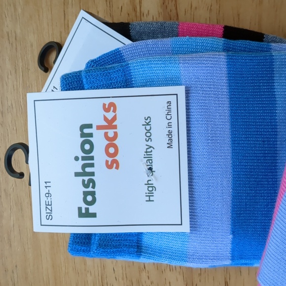 WOMAN'S SIZE 9-11 FASHION SOCKS - Picture 2 of 5